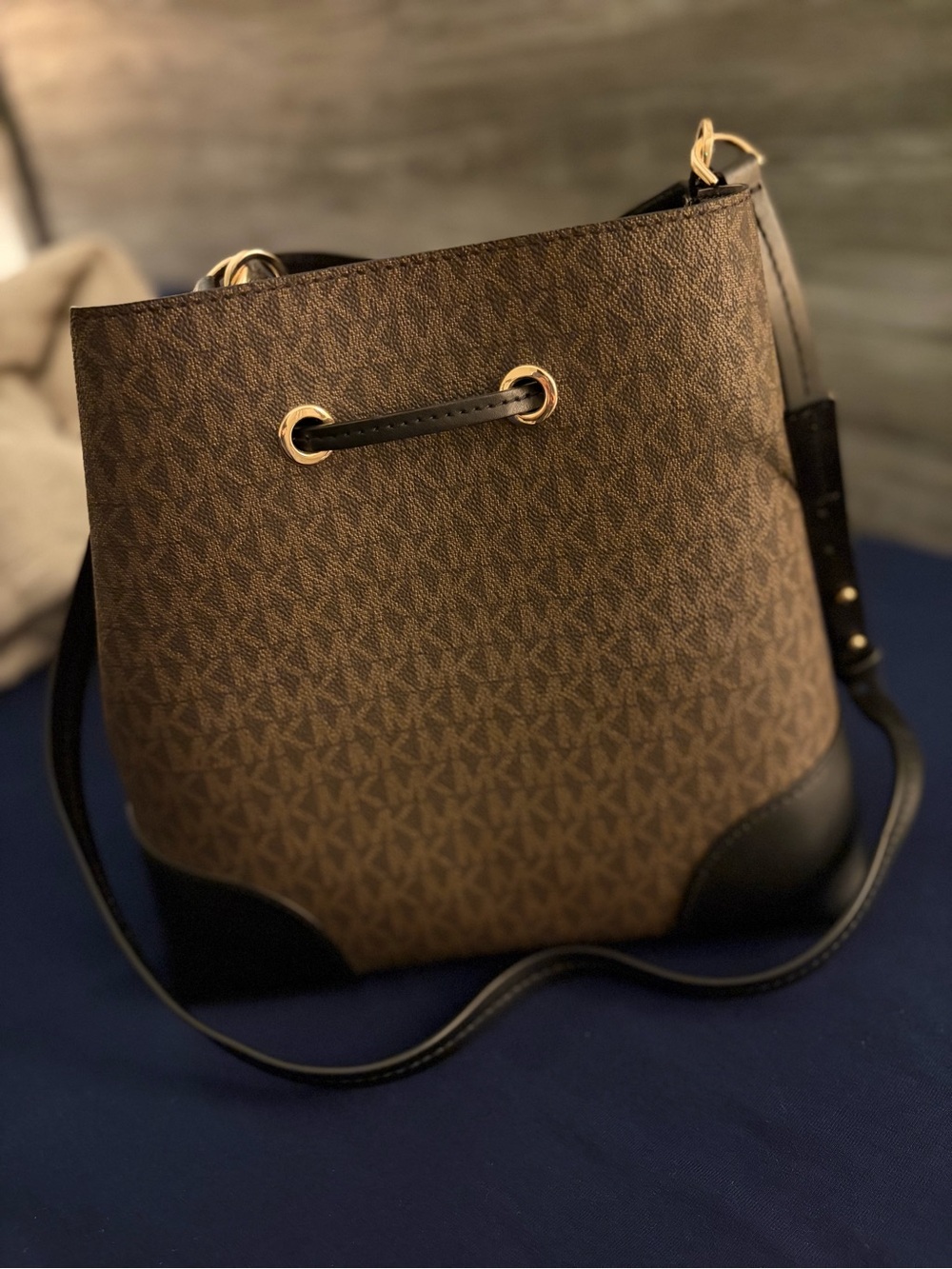 Michael Kors Suri Medium Bucket Messenger/Shoulder Bag in Brown/Black Signature - Picture 3 of 3